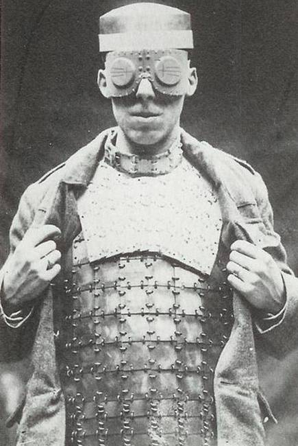 Az egyik első golyóálló mellény, 1917-ből.