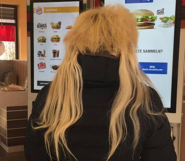 Talán minden idők legrosszabb póthaj-kísérlete.