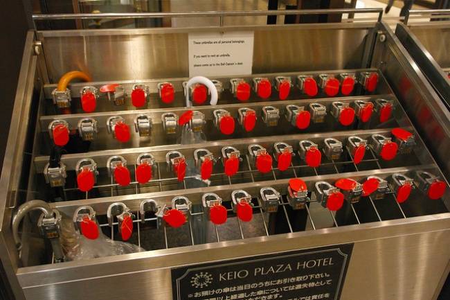 Ingyenesen használható, lelakatolható esernyőtartó egy hotel recepciójánál.