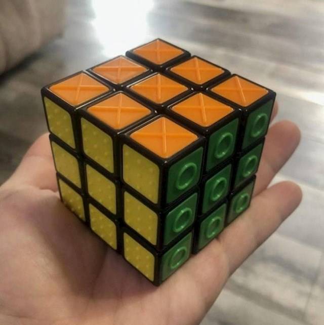 Így néz ki egy vakok számára készült Rubik-kocka.