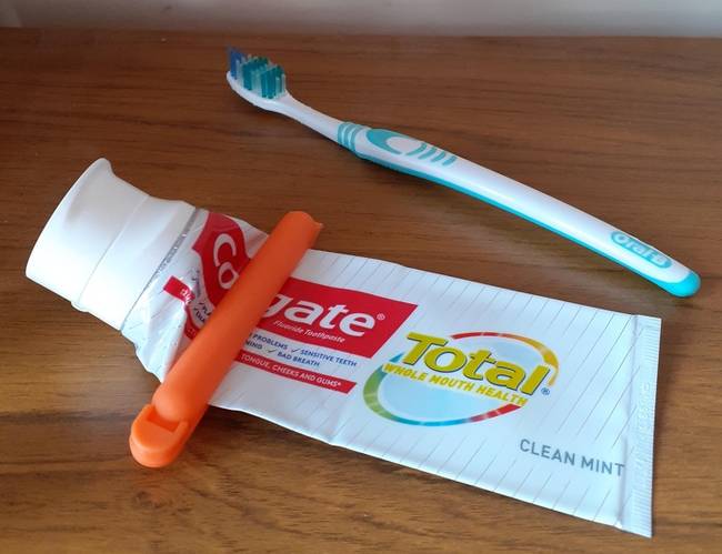 Egy zacskózáró csipesz segítségével könnyedén kipasszírozhatjuk a fogkrémtubus teljes tartalmát.