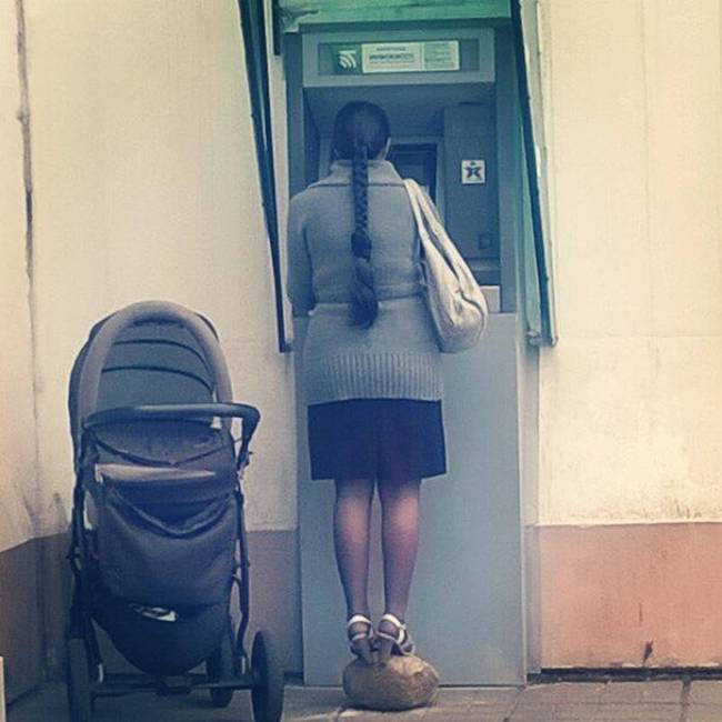 Nagy kérdés, hogy vajon mindig hordja magával ezt a méretes követ?!