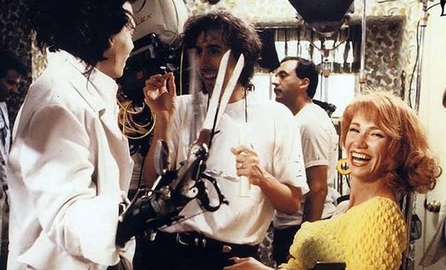 Tim Burton, Johnny Depp és Kathy Baker az Ollókezű Edward forgatásán.