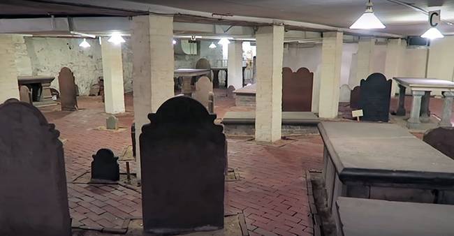 „Ennek a toronyháznak az alagsorában egy 1800-as évekbeli temető áll, érintetlenül."