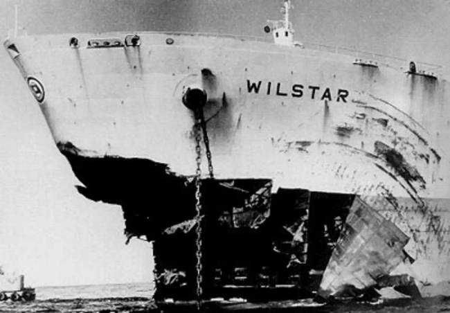 Egy norvég tanker legénysége az óriáshullámmal való találkozással magyarázta a hajó siralmas állapotát. 1974, Dél-Afrika.