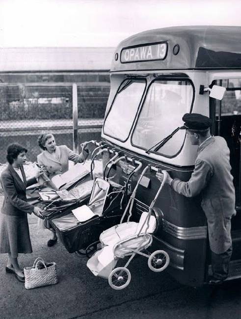 Így szállították a babakocsikat a buszokon Új-Zélandon, 1955-ben.