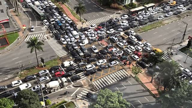 Két sugárút kereszteződése Sao Pauloban.