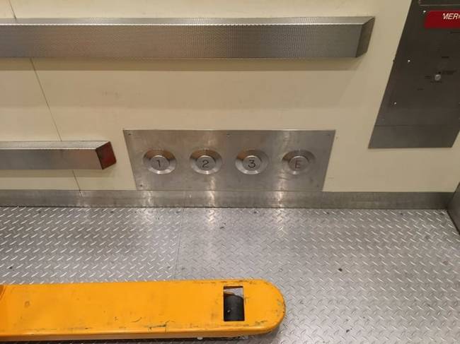 Egy lift, amelynek lábnál is vannak gombjai, így akkor is könnyen elindíthatjuk, ha esetleg a kezünk éppen tele van.