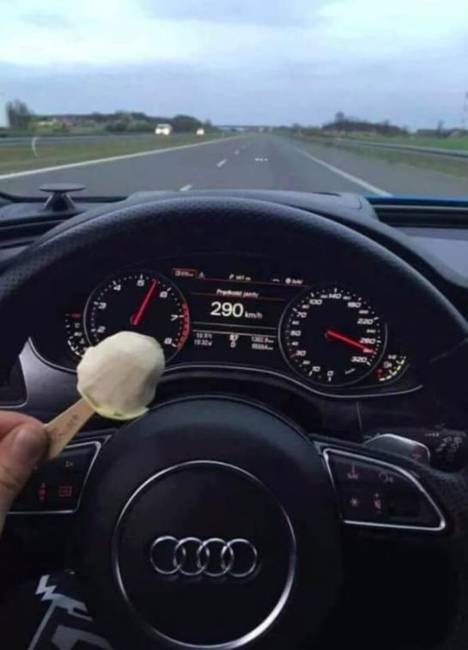 A német Autobahnokat köztudottan a sebességre tervezték. Éppen ezért a helyiek számára például a világ legtermészetesebb dolga, hogy valaki jégkrémet nyalogat vezetés közben, közel 300 km/h-s sebességnél.