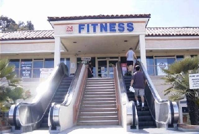 Nagyon fontos lehetett ez a két mozgólépcső a fitneszcenter bejáratához.