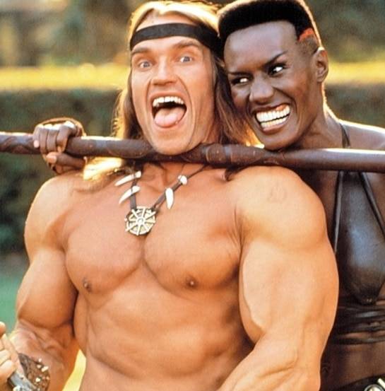 A ''Conan, a pusztító'' színészei, Arnold Schwarzenegger és Grace Jones hülyéskednek.