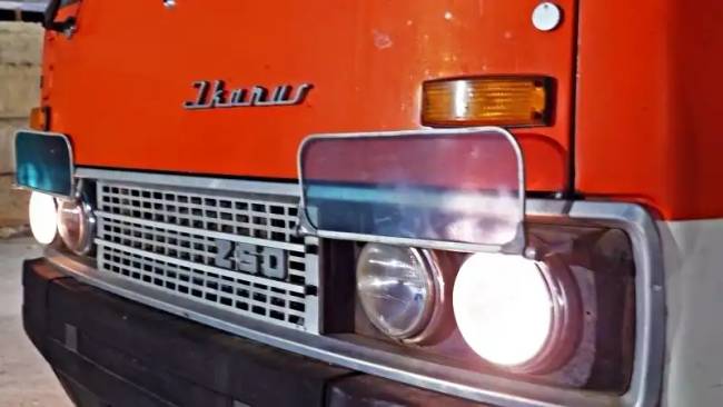 Miért szereltek az Ikarus buszsofőrök régen speciális „szemüveget” a fényszóróikra?