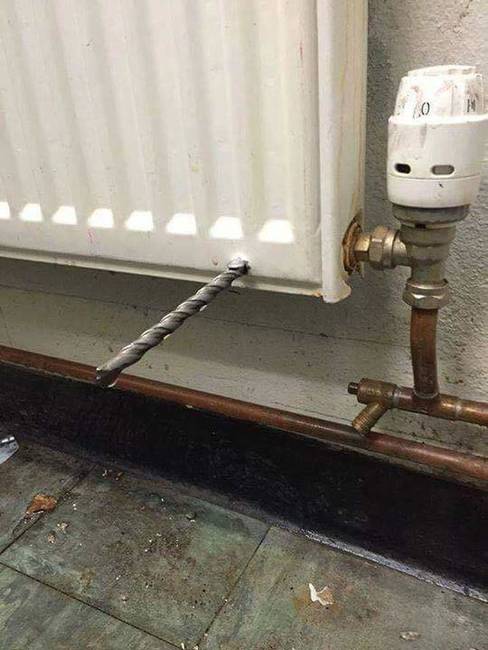 A pillanat, amikor rájössz, hogy a szomszédban épp egy ügyetlen szakember fúrja a falat.