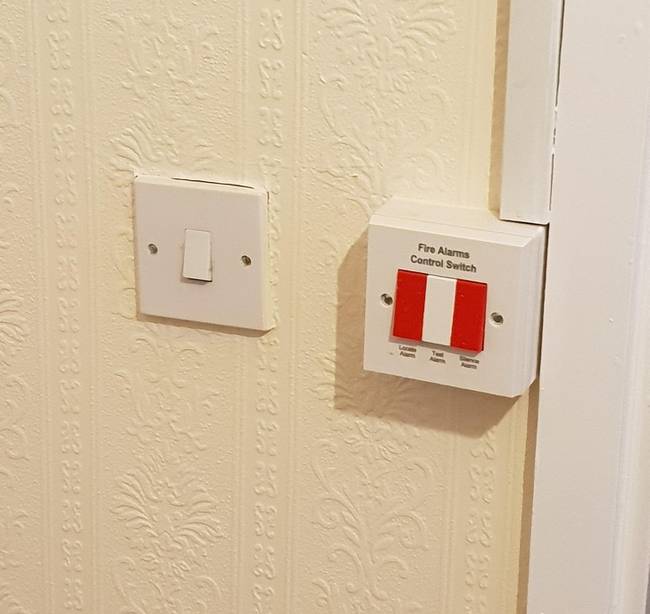 Gondosan egymás mellé helyezett lámpa kapcsoló és tűzjelző - valaki szeret veszélyesen élni.