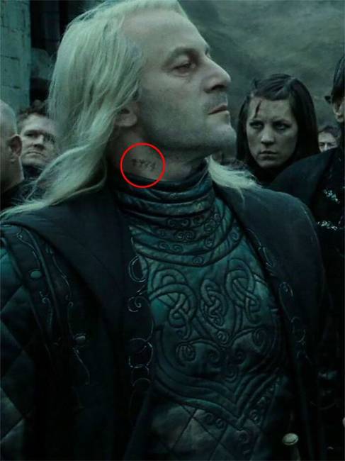 A "Halál ereklyéiben" Lucius Malfoy nyakán látható egy tetoválás - ez volt a sorszáma fogolyként az Azkabanban.