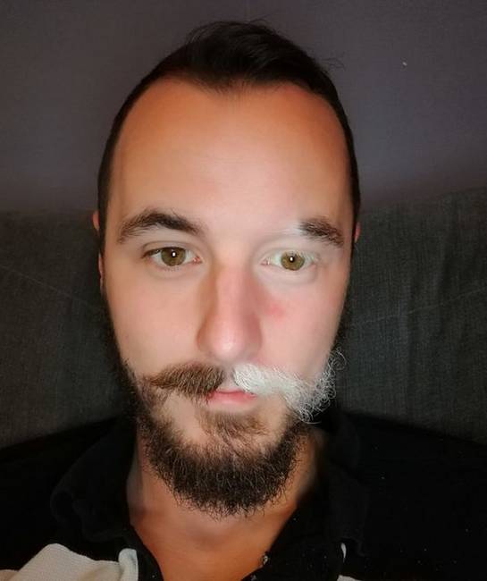 Ez a férfi úgy néz ki, mint egy szuperhősös képregény egyik karaktere.