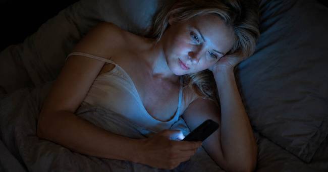 Miért ne aludj a telefonoddal a fejed mellett – és nem csak a sugárzásról van szó