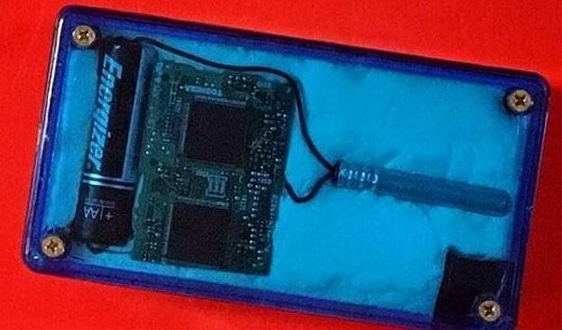 Bár a képen látható tárgy csak egy házilag készített elektromos kütyü volt, az átvizsgáló monitoron keresztül mégis bombának nézték a biztonsági szolgálat emberei, úgyhogy teljesen ki kellett üríteni miatta a Newark Liberty-i nemzetközi repülőteret.