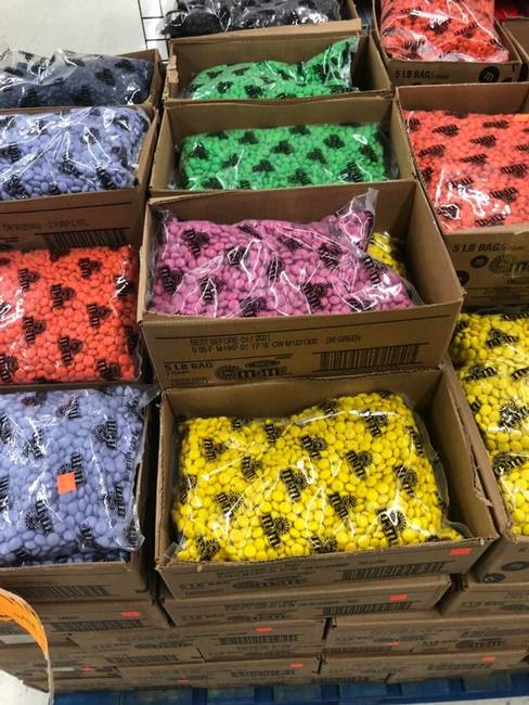 Ez a diszkont szín szerint rendezett M&M's-eket árul.