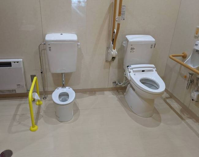 A vasútállomásokon külön WC van a gyermekek számára.