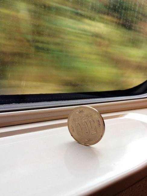 A japán nagysebességű vasút olyan simán száguld, hogy az élére állított érme nem dől el 300-400 km/h-ás sebességnél.