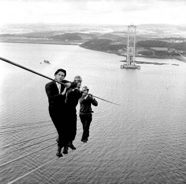 A skóciai Forth Road Bridge híd építőmunkásai, 1961-ben.