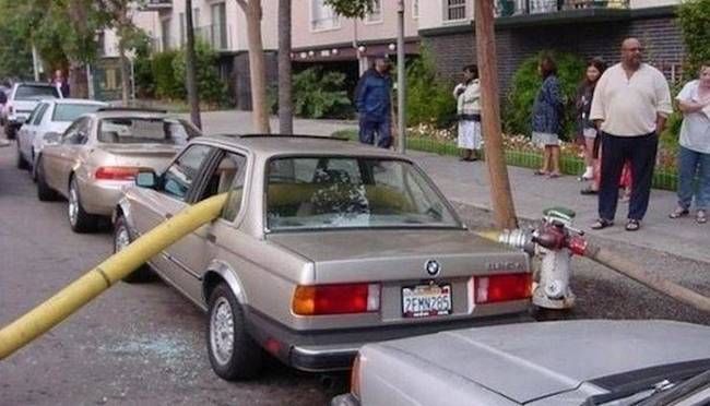 Attól, hogy az embernek BMW-je van, még nem mentesül a tűzcsap mellé parkolással járó kockázat alól... :P