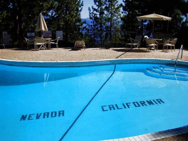 Nevada és Kalifornia állam határa épp ennek a szállodai medencének a közepén fut keresztül.