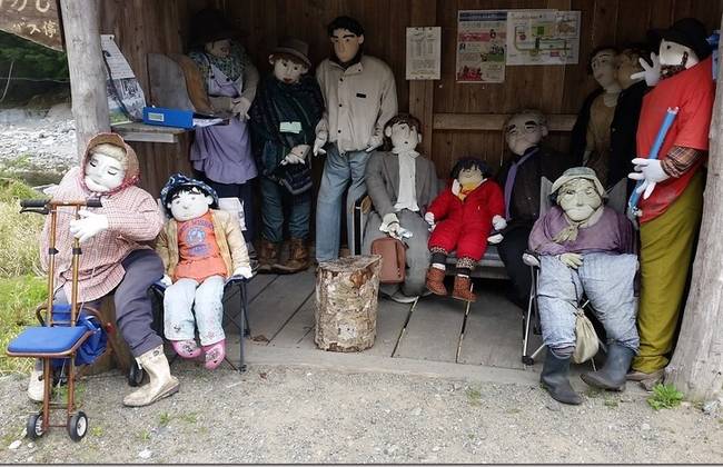 Nagoro egy Japán szellemváros, ahol nem élnek emberek, csak és kizárólag egy idős japán hölgy, Ayano Tsukimi által készített babák találhatók.