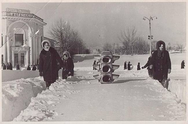 1969: az oroszországi Juzsno-Szahalinszk városban akkora hó volt, hogy alig látszódtak ki a közlekedési lámpák.