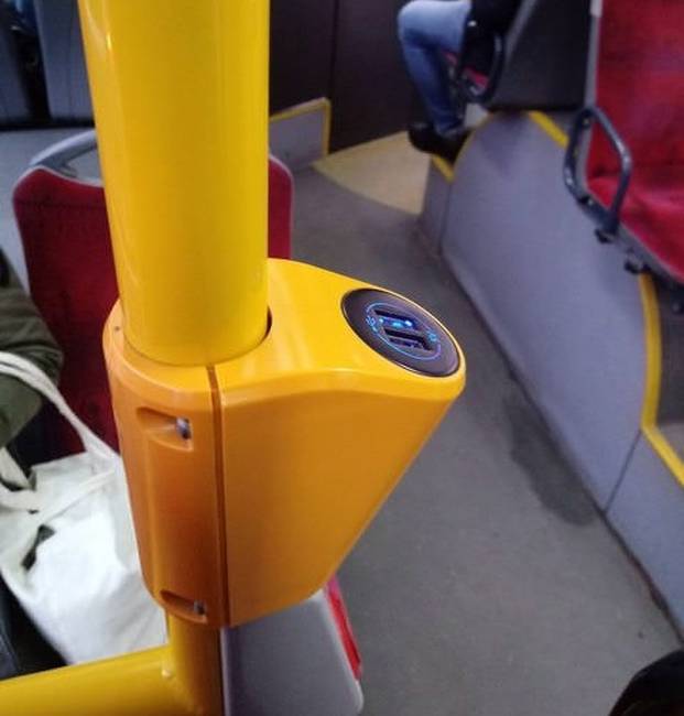 Busz-kapaszkodóba épített USB-töltő.