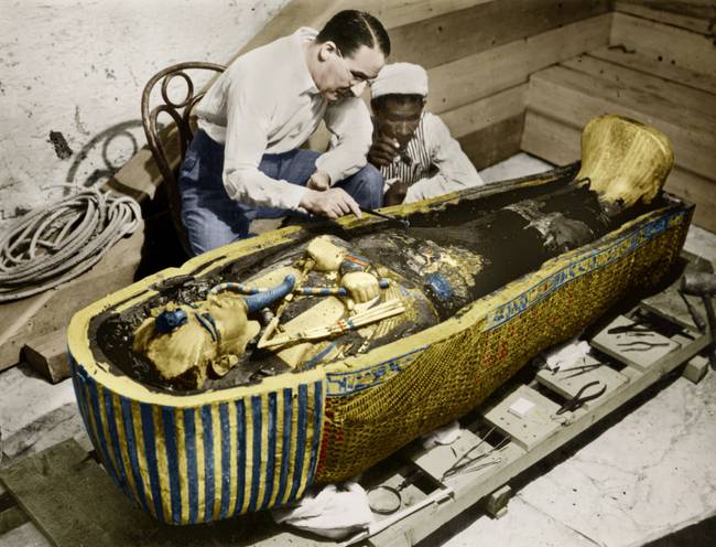 Howard Carter archeológus vizsgálja Tutanhamon aranyszarkofágját 1923-ban, a fáraó sírjának feltárása után.