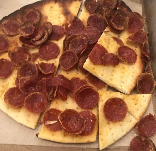 „Összeállítottam egy pizzát az interneten, de nem vettem észre, hogy alapértelmezés szerint nem tesznek rá sajtot és szószt, szóval ezt kaptam."