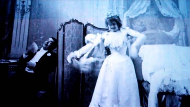 1896: Franciaországban elkészül az első pornófilm, ami a "Le Coucher de la Mariée" nevet kapta.
