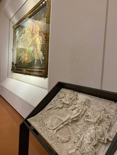 A firenzei Uffizi képtárban a képek háromdimenziós változatai is ki vannak állítva, hogy a vakok is részesülhessenek a páratlan műalkotásokból.