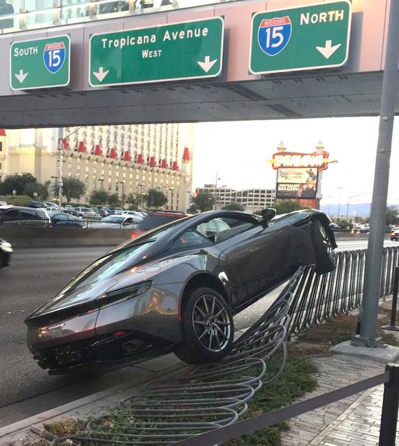 Lehet, hogy nem lenne olyan menő, de ennek az Aston Martinnak a sofőrje talán jobban tenné, ha ezentúl busszal közlekedne.