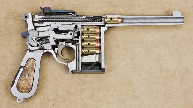 Félbevágott Shansei .45ACP pisztoly.