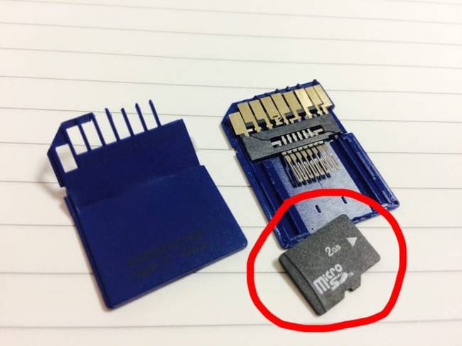 Egy SD-kártya, ami valójában egy átalakított microSD-kártya