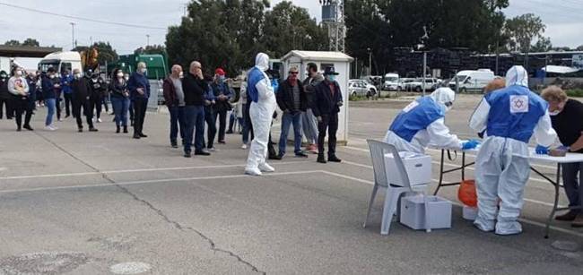 Így szavaznak az emberek Izraelben, a koronavírusos betegeknek kialakított karanténon belül.