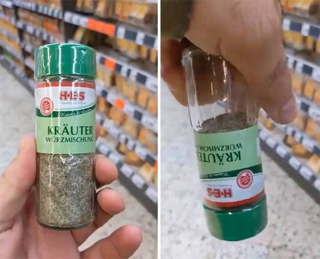 A címke miatt nem látszik, hogy az üveg valójában félig üres.