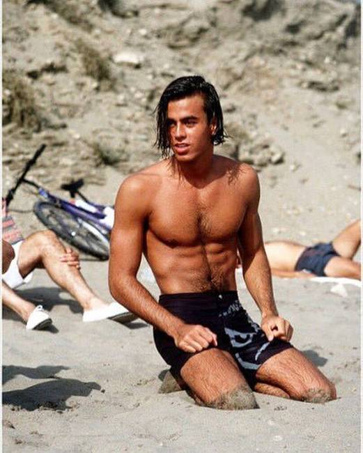 A 19 éves Enrique Iglesias a tengerparton, 1989-ben.