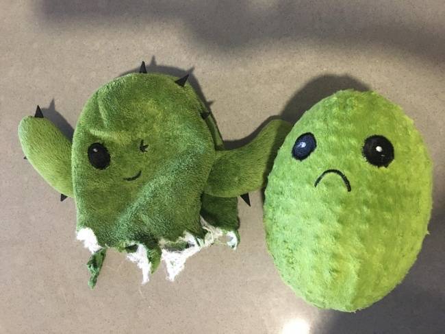 Egy mosolygós kutyajáték, aminek a belsejében egy szomorú kutyajáték rejtőzött. Ha jobban meggondoljuk, ez azért rendkívül ötletes!