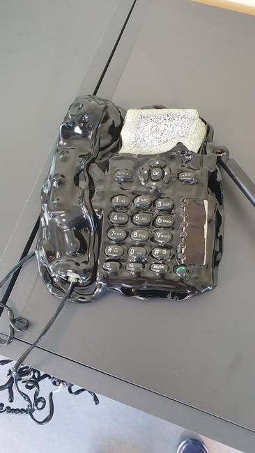 Valaki annyira megunta a folyamatos telefonhívásokat, hogy inkább betette a sütőbe.
