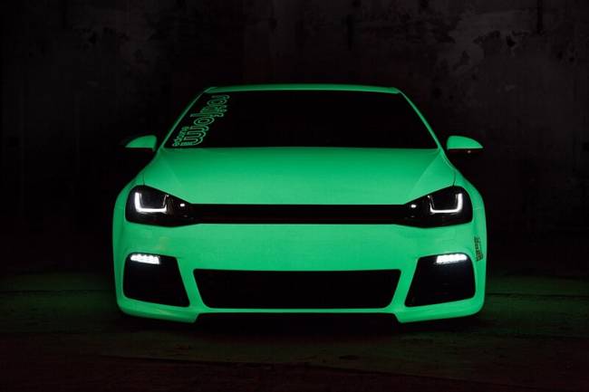 Neon bevonattal ellátott Volkswagen.