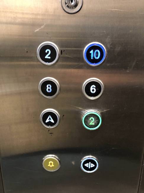 „Így néz ki a szálloda liftje, ahol megszálltam. Azt se tudom, hova megyek...”