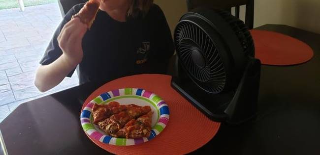 „Az új módszerének köszönhetően a lányomnak soha többé nem kell magának fújnia a pizzáját."