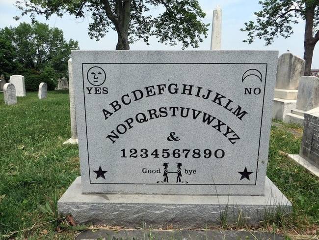 Ouija-tábla stílusú sírkő.