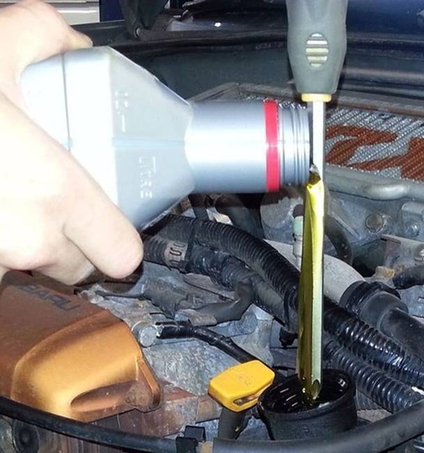 Hogyan öntsünk olajat a motorba, ha nincs kéznél tölcsér?