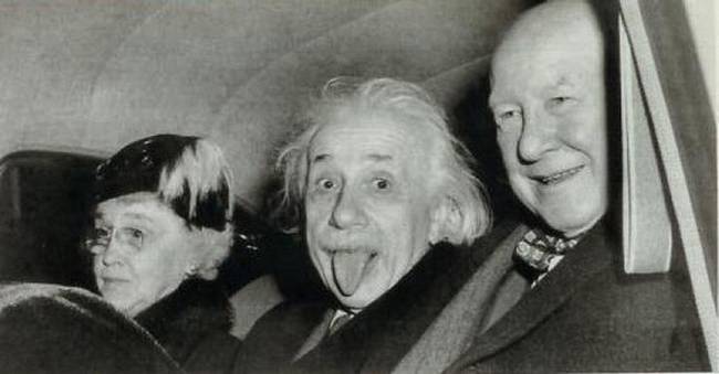1951: elkészül Einstein ikonikus fotója, miután egy fényképész megkérte őt, hogy vágjon csinos fejet.