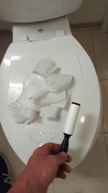 Ha a gyermek szétszórta a flittereket, egy ruhatisztító görgő segítségével könnyedén összeszedhetjük őket a földről.